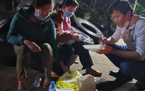 Nhà báo chạy xe 480 km xuyên đêm đưa bé người Mông 10 ngày tuổi về quê
