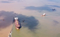 Chọn phương án hút dầu từ tàu vận tải Trung Quốc đang mắc cạn ở Cửa Việt