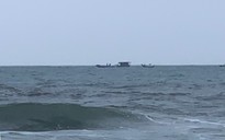 'Tàu ma' dạt vào bờ biển Quảng Trị