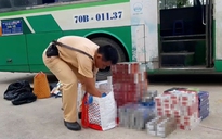 CSGT Tây Ninh bắt 6.100 gói thuốc lá lậu vận chuyển bằng xe buýt, ô tô