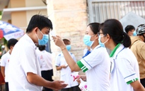 Thi tốt nghiệp THPT 2020: Đội tình nguyện 'đội' nắng kiểm tra thân nhiệt từng thí sinh