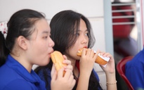 Thanh niên tình nguyện ăn vội bánh mì để tiếp sức mùa thi