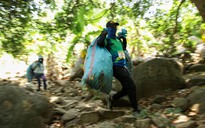 Hàng trăm bạn trẻ làm sạch rác thải trên núi Bà Đen