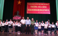 Phó thủ tướng Trương Hòa Bình trao quà cho gia đình chính sách Bến Tre