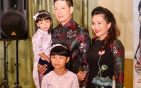Gia đình Bình Minh diện áo dài cách tân gây chú ý
