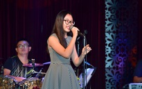 Phương Mỹ Chi ra dáng thiếu nữ, xuất hiện trong đêm nhạc của học trò Quang Lê