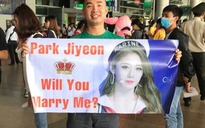 Fan Việt giăng băng rôn cầu hôn T-ara tại sân bay