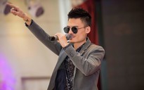 'Hiện tượng mạng' Hoa Vinh: 'Hiện tại tôi chưa xứng là ca sĩ'
