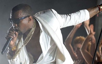 Đang biểu diễn, Kanye West bất ngờ nhảy xuống hồ