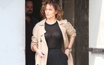 Jennifer Lopez lấp ló vòng một nóng bỏng trên phim trường