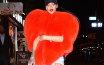 Rihanna nổi bật giữa phố với áo hình trái tim đỏ chót
