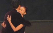 'Phó Hằng' và 'Ngụy Anh Lạc' khiến fan nức nở khi tình tứ trên sân khấu