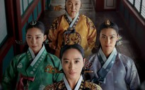 Phim ‘Dưới bóng trung điện’ có Kim Hye Soo gây tranh cãi