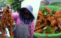 Bún riêu ruột vịt thắt bím hiếm nhất Sài Gòn, bán vèo vèo trong 3 tiếng