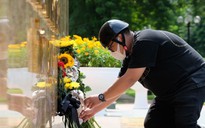 Người dân đặt hoa lên tượng đài, tưởng niệm 3 cảnh sát PCCC hy sinh