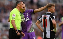 Các cầu thủ trong trận Newcastle gặp Tottenham cứu sống cổ động viên bị trụy tim