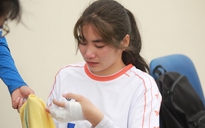 Khóc như mưa vì bị trật ngón tay, nữ cầu thủ Sơn La nén đau thi đấu