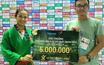 Cô gái giành HCV đầu tiên cho Việt Nam nhận thưởng nóng do Báo Thanh Niên trao