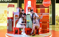 Giới trẻ hào hứng tại triển lãm ‘Việt Nam tôi yêu, Coca-Cola tôi yêu’