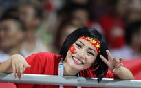 Ca sĩ Phương Thanh sang Singapore ủng hộ U.23 Việt Nam