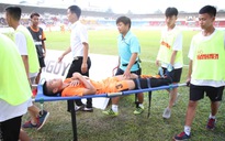 Chấn thương gãy chân kinh hoàng của trung vệ U.19 Đà Nẵng Hồ Văn Duy Bảo