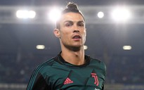 Ronaldo dọn phòng thay đồ tại Juventus, PSG nói lời cay đắng