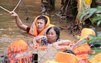 Nước ngập tới ngực: Bộ đội, công an cõng dân chạy lũ ở Đắk Lắk, Lâm Đồng