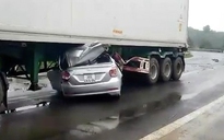 Tai nạn giao thông nghiêm trọng, ô tô chui gầm xe container, 2 người chết