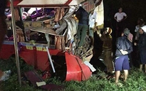 Xe container húc đuôi xe khách giường nằm, 12 người bị thương