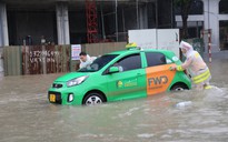Nhiều điểm ngập nặng, CSGT Vĩnh Phúc lội nước giúp dân đẩy xe chết máy