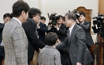 Tổng thống Hàn Quốc Moon Jae In chúc mừng đoàn làm phim 'Parasite' tại Nhà Xanh