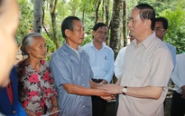 Chủ tịch nước Trần Đại Quang thăm và động viên người dân vùng lũ