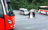 Xôn xao clip cô dâu chú rể mạo hiểm chụp ảnh cưới giữa đường đèo Hải Vân