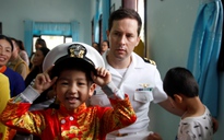 Hải quân Mỹ hát Nối vòng tay lớn với trẻ em làng SOS tại Đà Nẵng