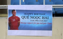 Đội trưởng U.23 Việt Nam được fan nữ tặng bánh sinh nhật