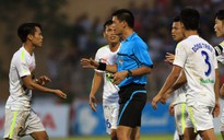 Bảo hiểm trong thể thao: Trọng tài Việt Nam vừa thổi còi vừa cầu khấn