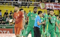 Có một V-League kỳ lạ: Trọng tài cứ sai, bóng cứ lăn...