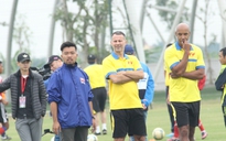 Ryan Giggs và Paul Scholes hướng dẫn cầu thủ trẻ Việt Nam chơi bóng