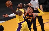 LeBron James giúp đội nhà lội ngược dòng với cú ném rổ 3 điểm không tưởng