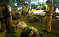 Va chạm xe máy cô gái, 2 thợ hàn bị thương nặng