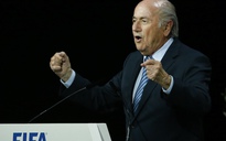 Blatter phản pháo UEFA và Mỹ