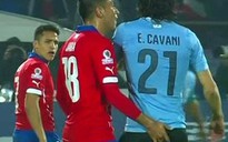 Hậu vệ tuyển Chile bị phạt nặng vì chọc tay vào mông Cavani