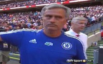 HLV Wenger không thèm bắt tay Mourinho sau khi Arsenal đánh bại Chelsea