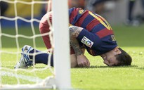 Messi chấn thương nặng, Barcelona thắng sít sao tân binh La Liga