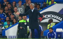 HLV Mourinho nổi cáu khi bị FA phạt