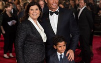 Mẹ Ronaldo cổ xúy con trai về M.U