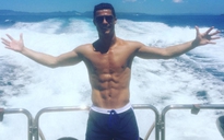 Ronaldo vui vẻ bên gái lạ trước EURO