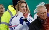 Mỹ nữ gây sốc khi mặc áo Chelsea xem trận Everton - M.U