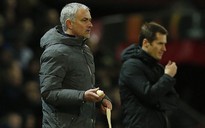 Mourinho cho cầu thủ M.U ăn chuối giữa trận đấu với Rostov