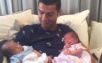 Ronaldo 'gây bão' khi khoe hình cặp song sinh